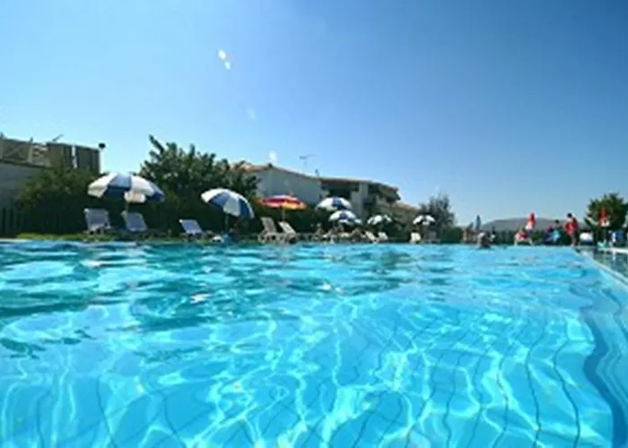 Plubis מלון דירות Kalamákion